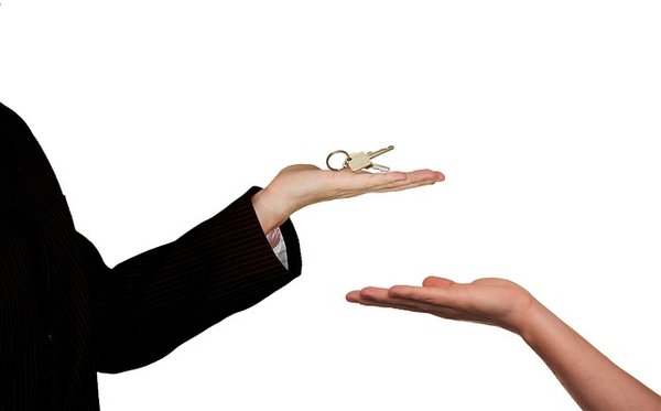 Comment comparer les services des agences immobilières dans le Puy de Dôme